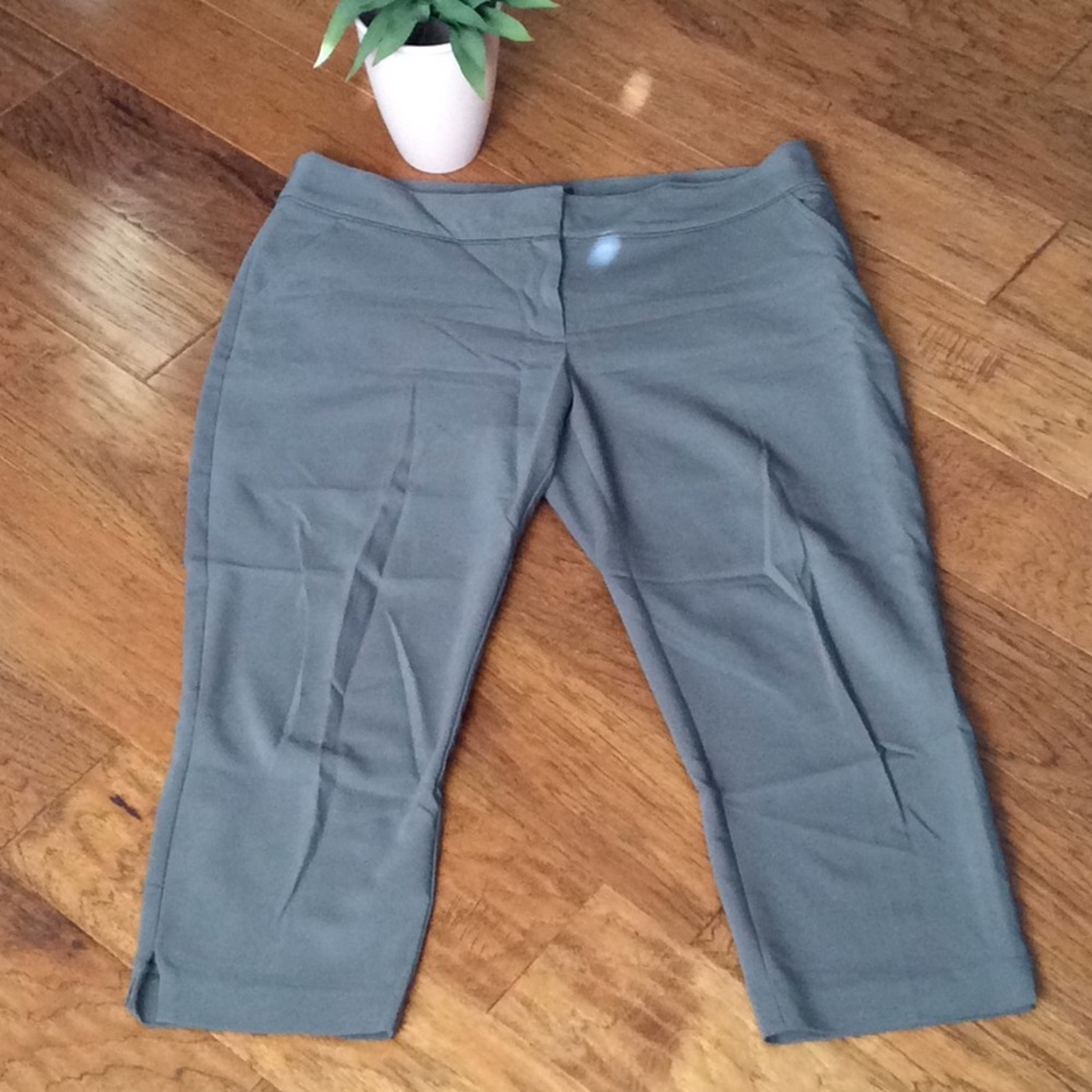 Apt 9 Cropped Kaki slacks